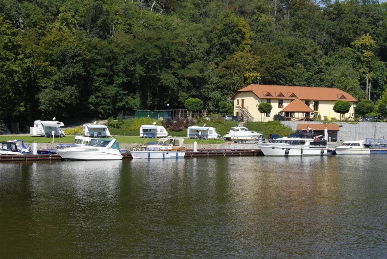 ホテル Marina Vltava Nelahozeves エクステリア 写真