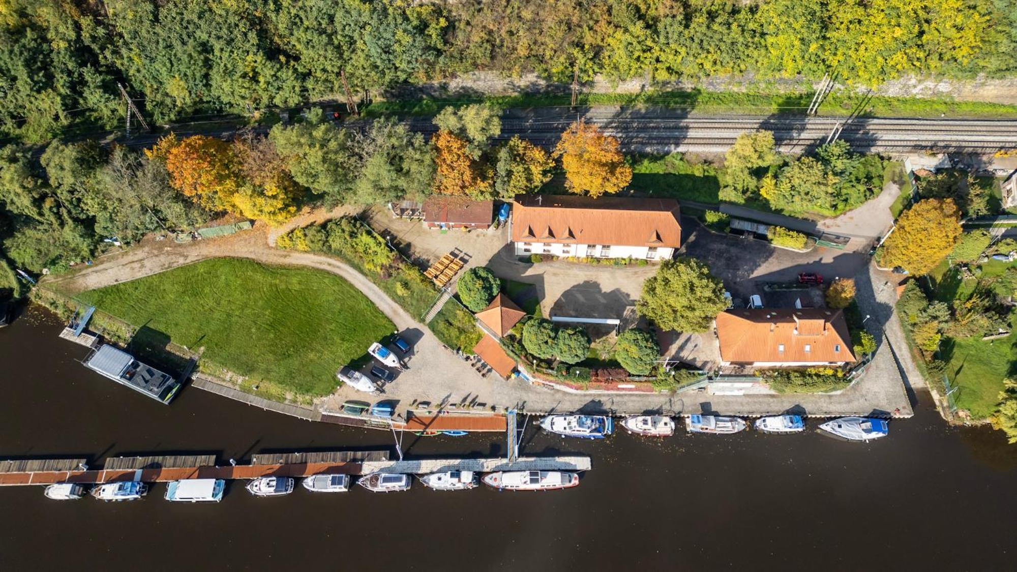 ホテル Marina Vltava Nelahozeves エクステリア 写真